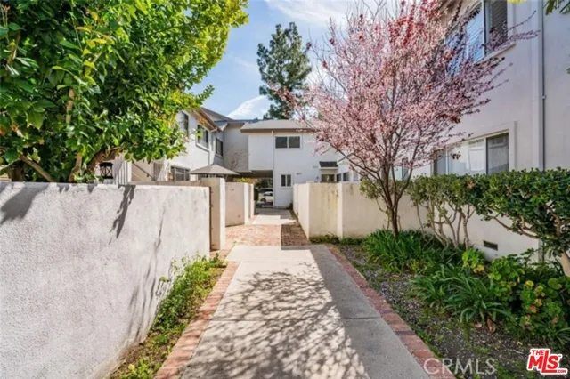 $489,000 | 18555 Collins Street, Unit C27, Tarzana, CA 91356