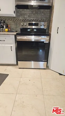 $489,000 | 18555 Collins Street, Unit C27, Tarzana, CA 91356