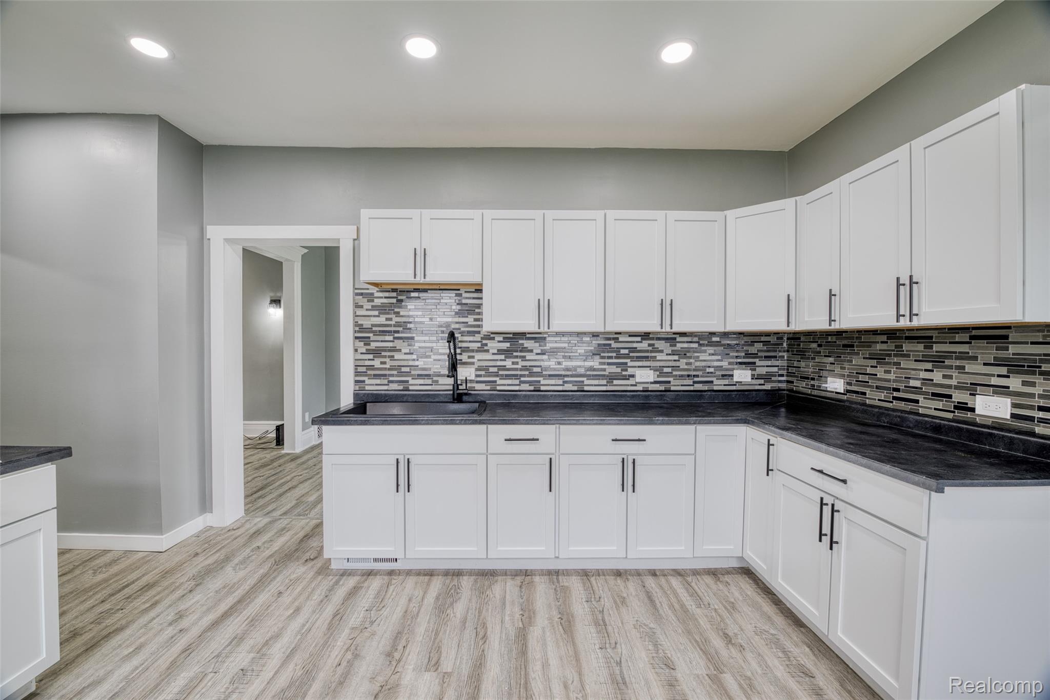 430 Holbrook Detroit, MI 48202 - Photo 4 of 31 image-2.jpg