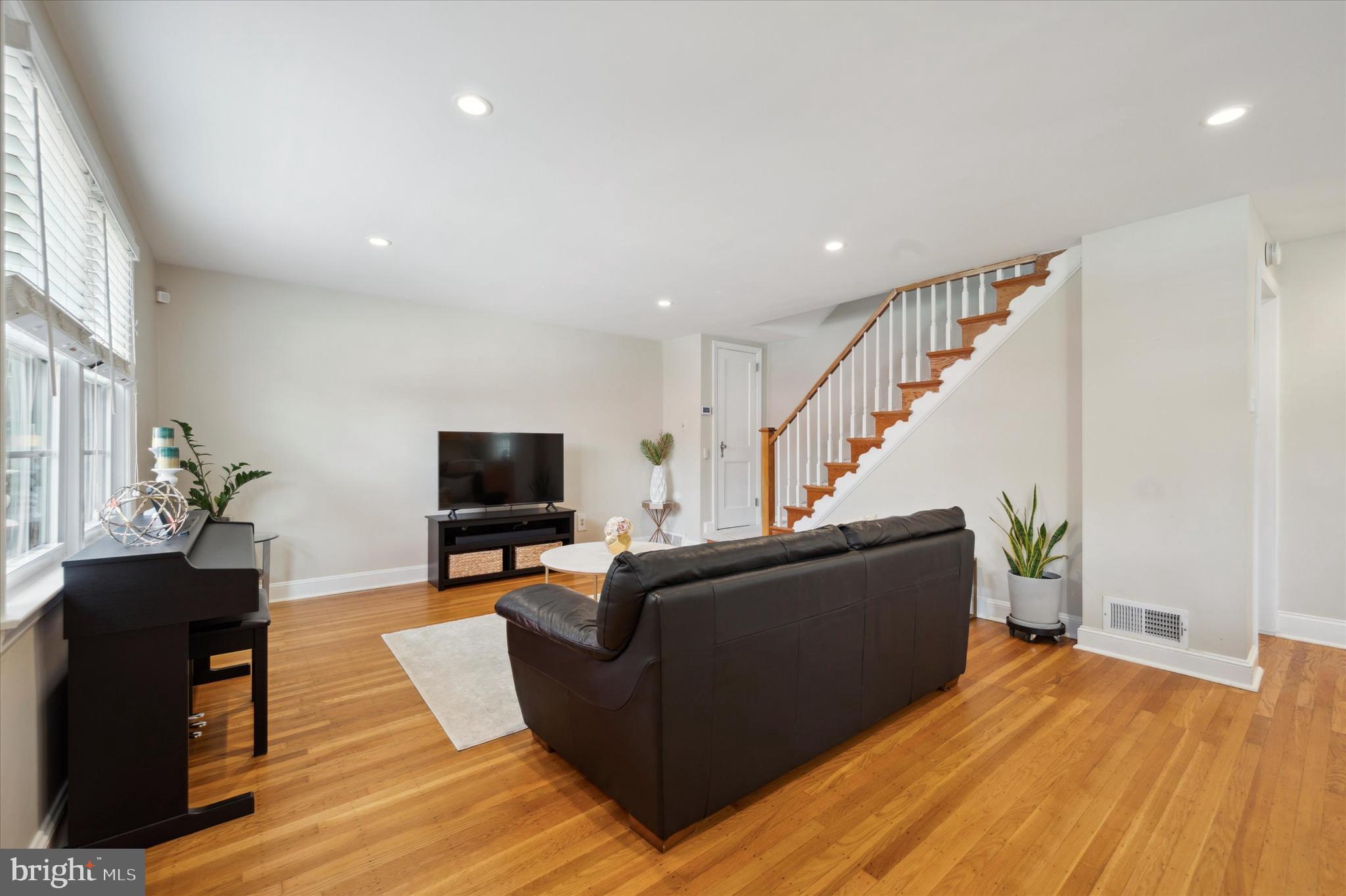 102 Heatherwood Road Havertown, PA 19083 - Photo 3 of 25 Living Room