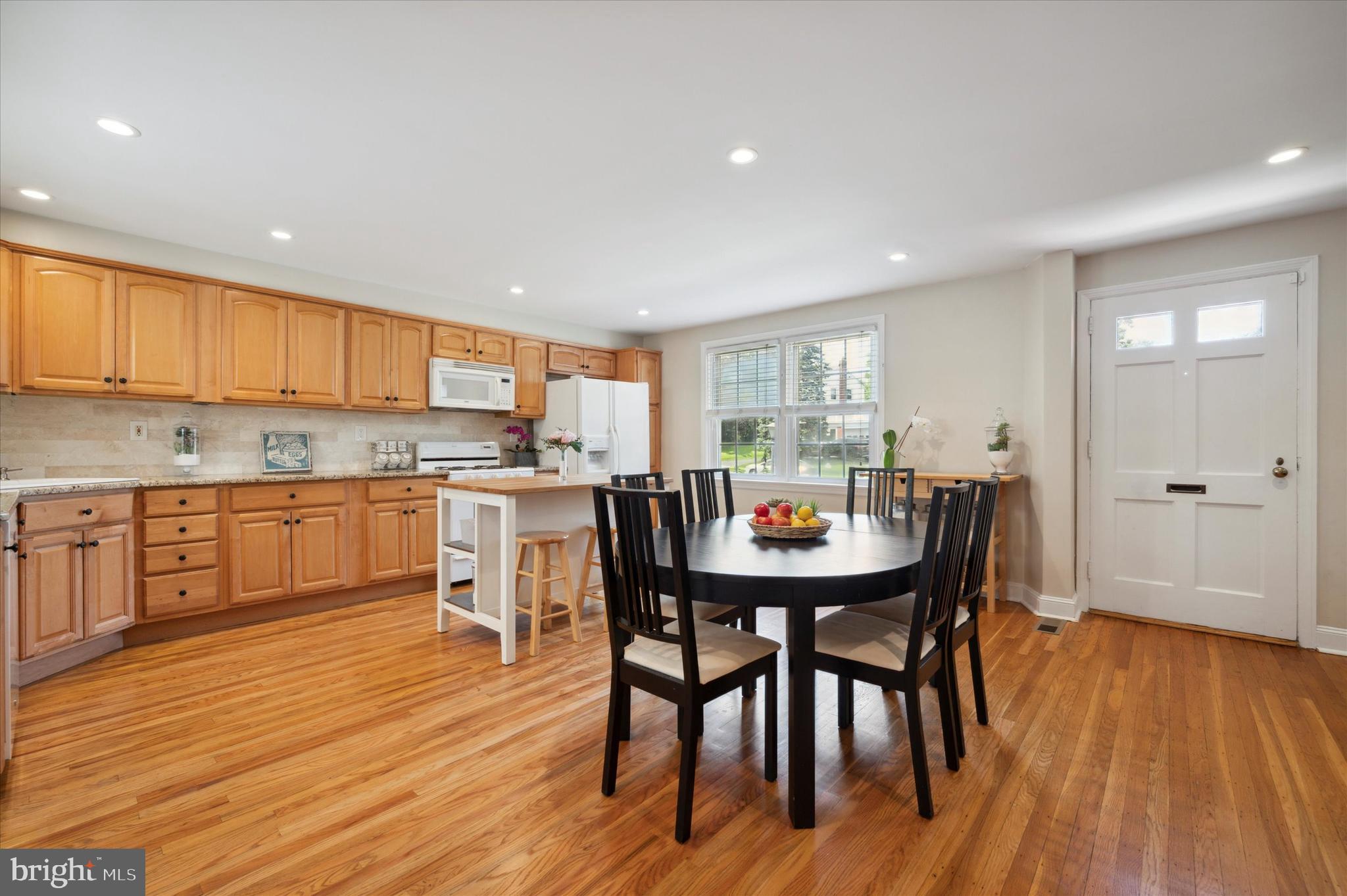 102 Heatherwood Road Havertown, PA 19083 - Photo 8 of 25 Kitchen/ Dining Area