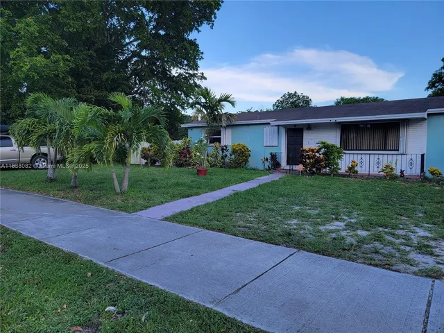a view of a yard with a house