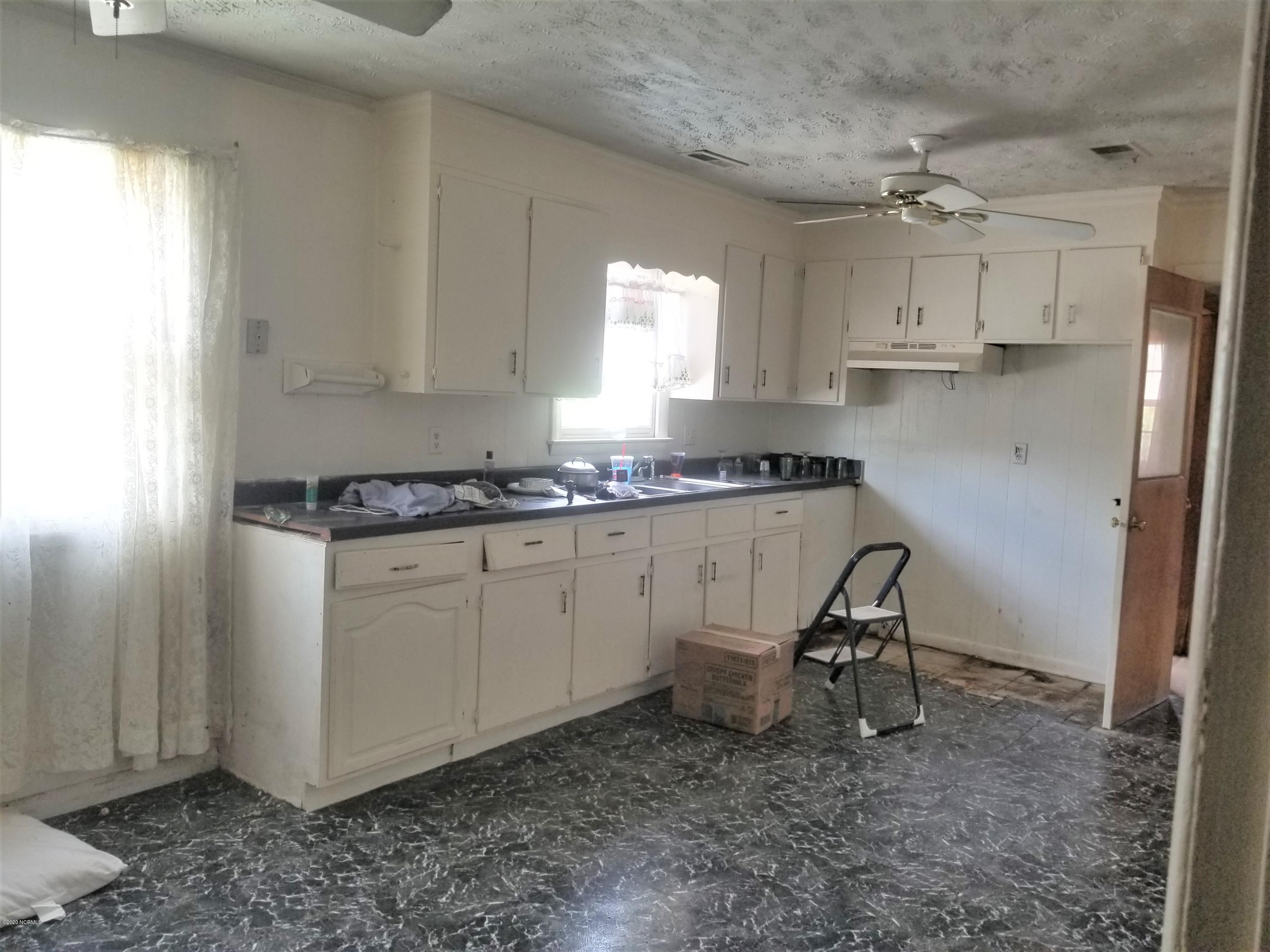 229 Wallington Road Wilmington, NC 28409 - Photo 13 of 21 229 Wallington Rd Kit
