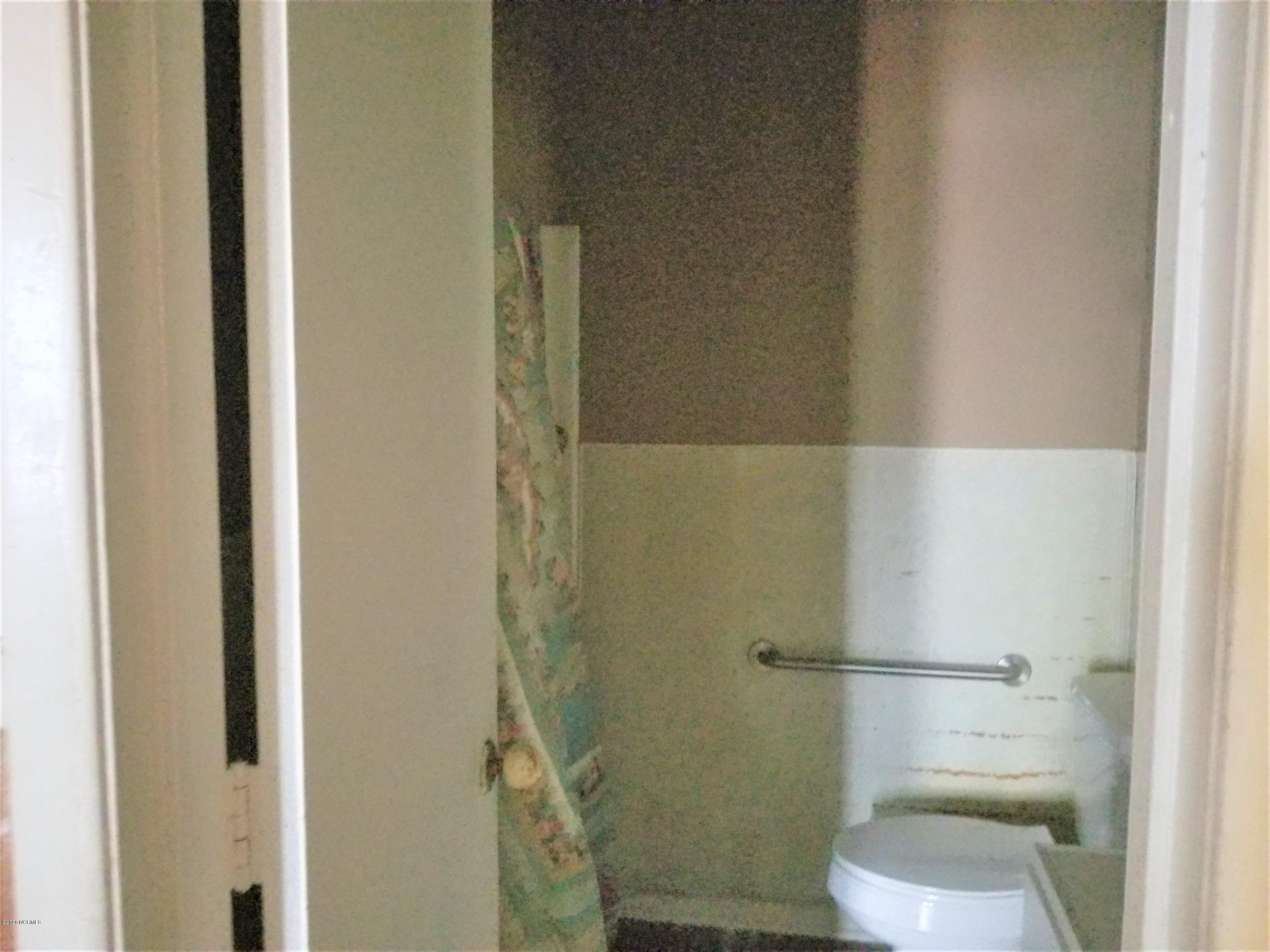 229 Wallington Road Wilmington, NC 28409 - Photo 14 of 21 229 Wallington Rd Bathroom