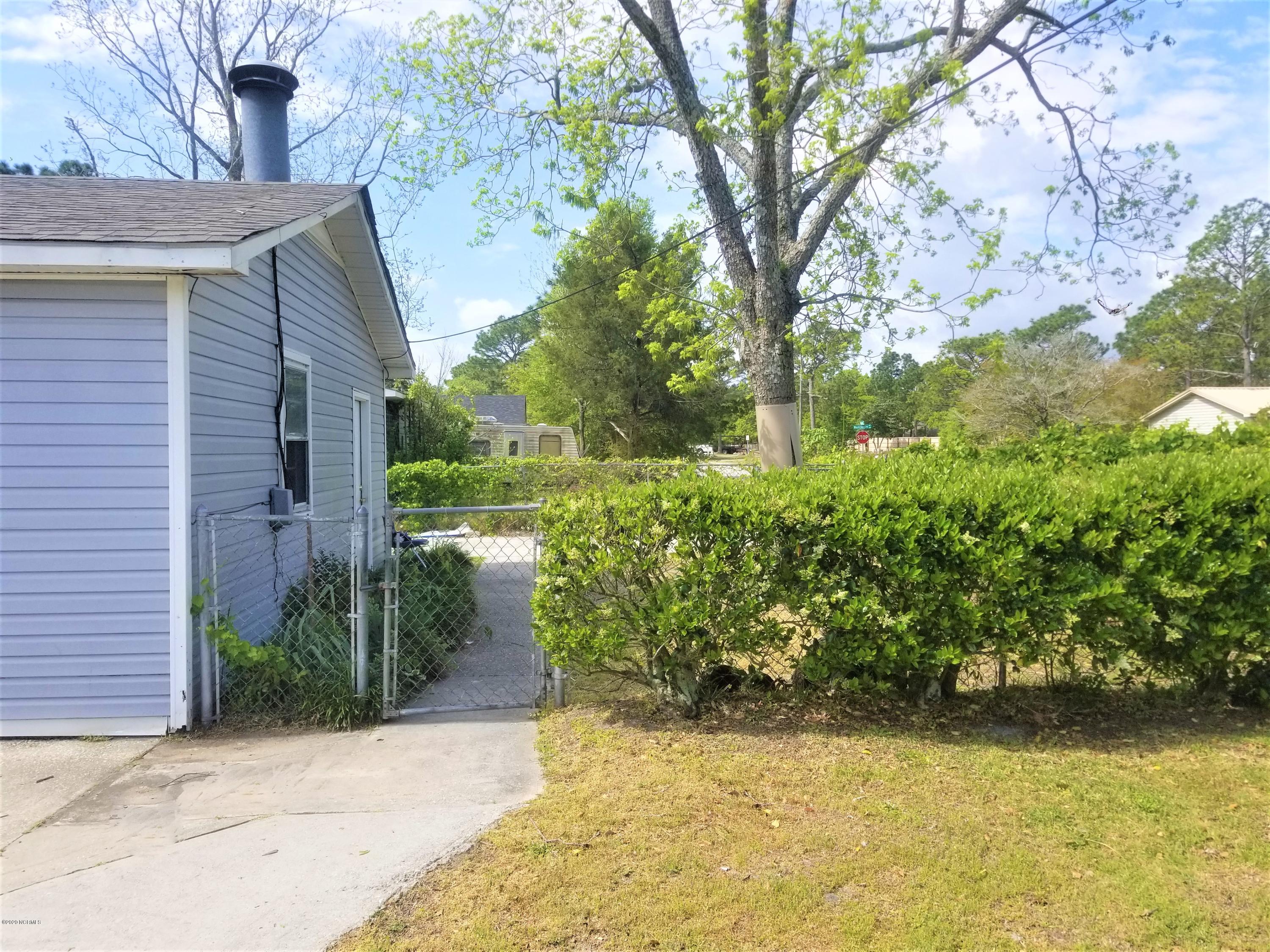 229 Wallington Road Wilmington, NC 28409 - Photo 5 of 21 229 Wallington Rd Side