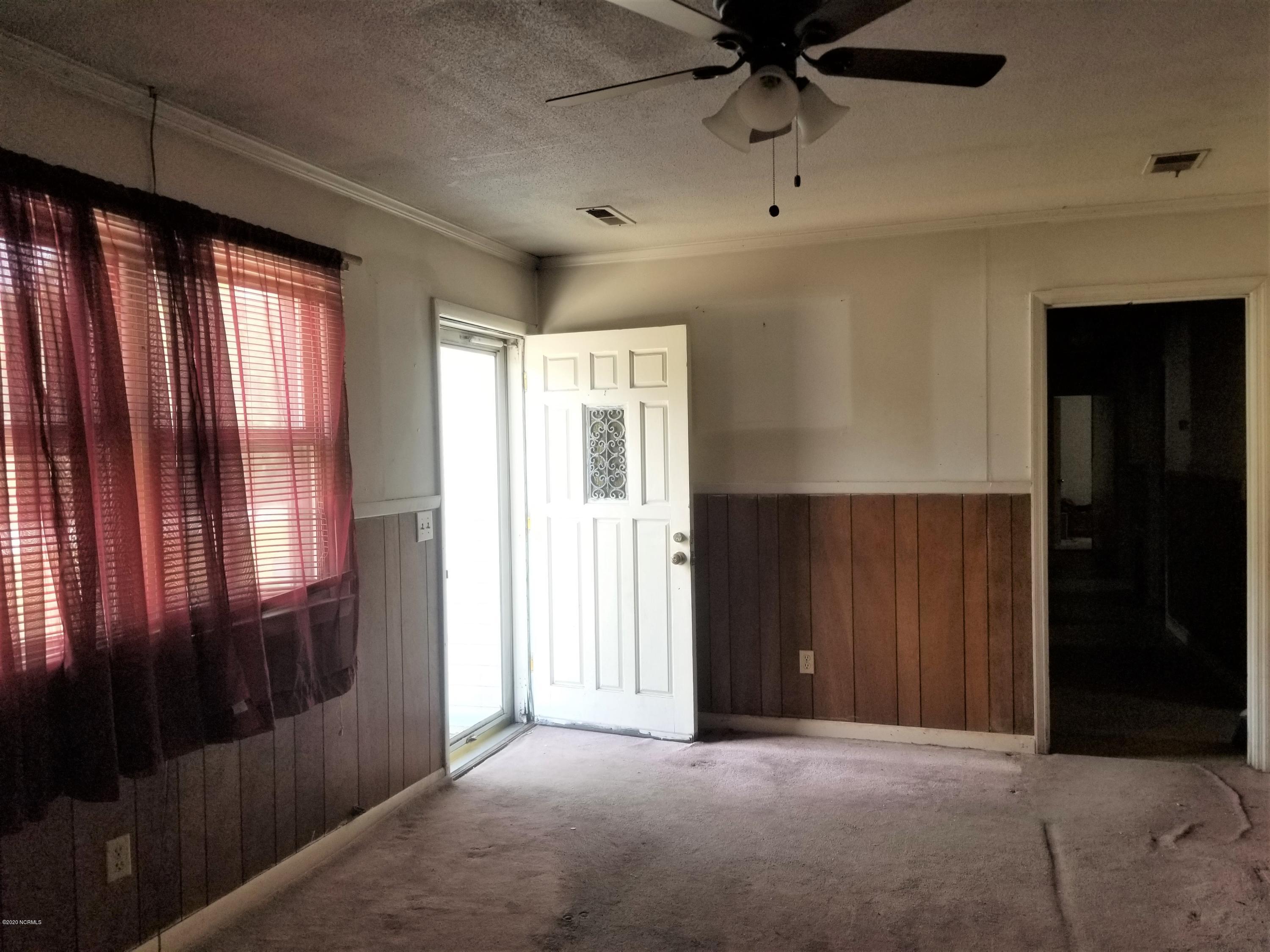 229 Wallington Road Wilmington, NC 28409 - Photo 10 of 21 229 Wallington Rd front door open