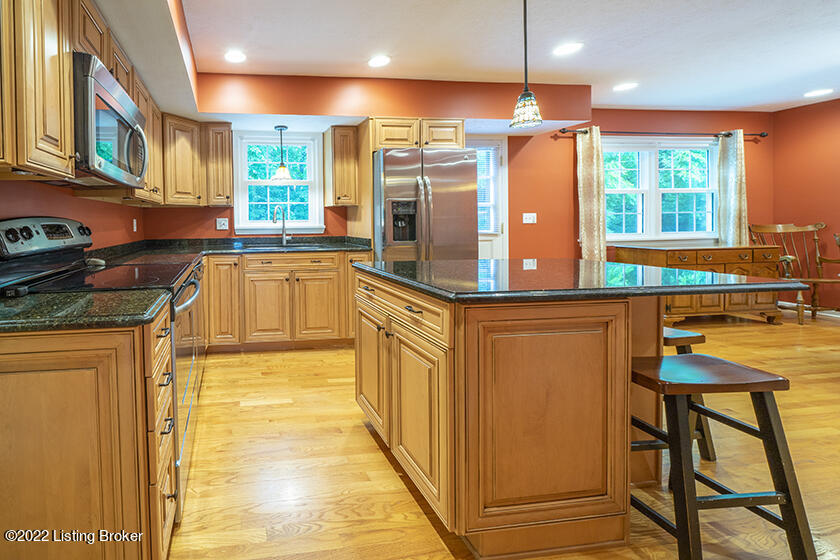 3016 Lexham Road Louisville, KY 40220 - Photo 16 of 44 BEAUTIFUL UPDATED KITCHEN