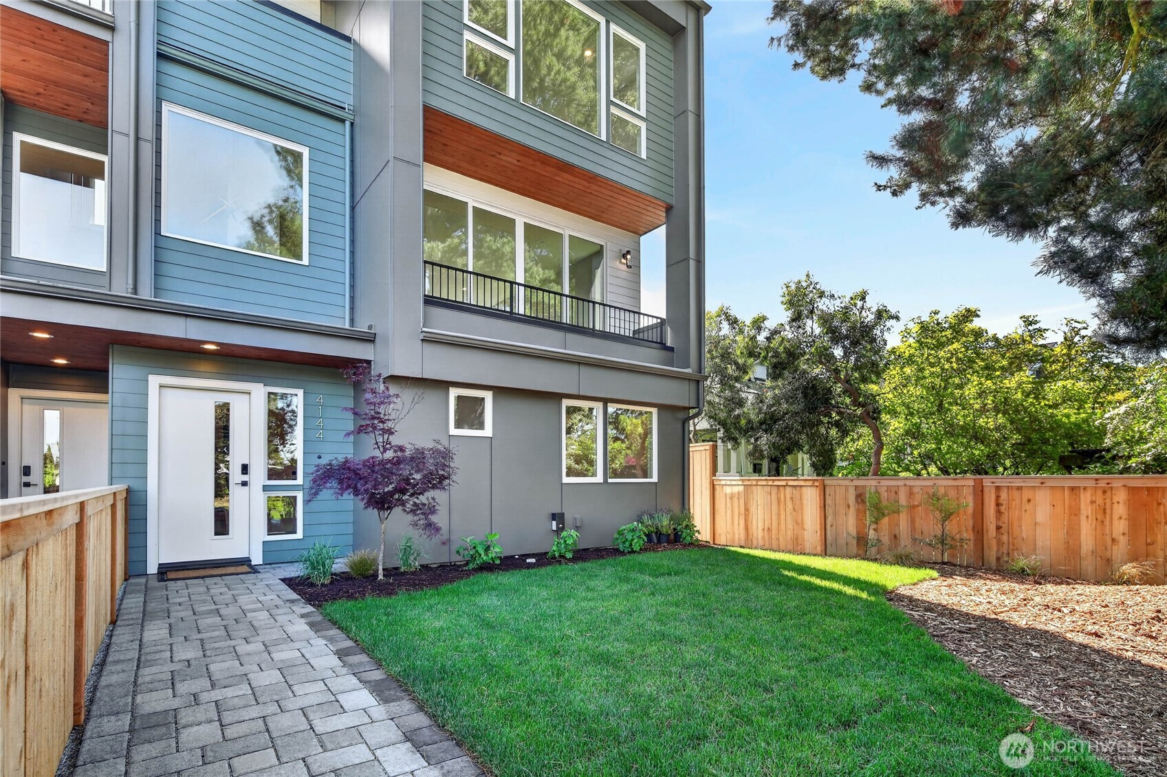 4144 44th Avenue Southwest Seattle, WA 98116 - Photo 2 of 35