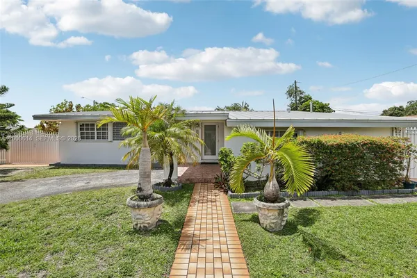 $829,900 | 1900 Southwest 87th Court, Miami, FL 33165