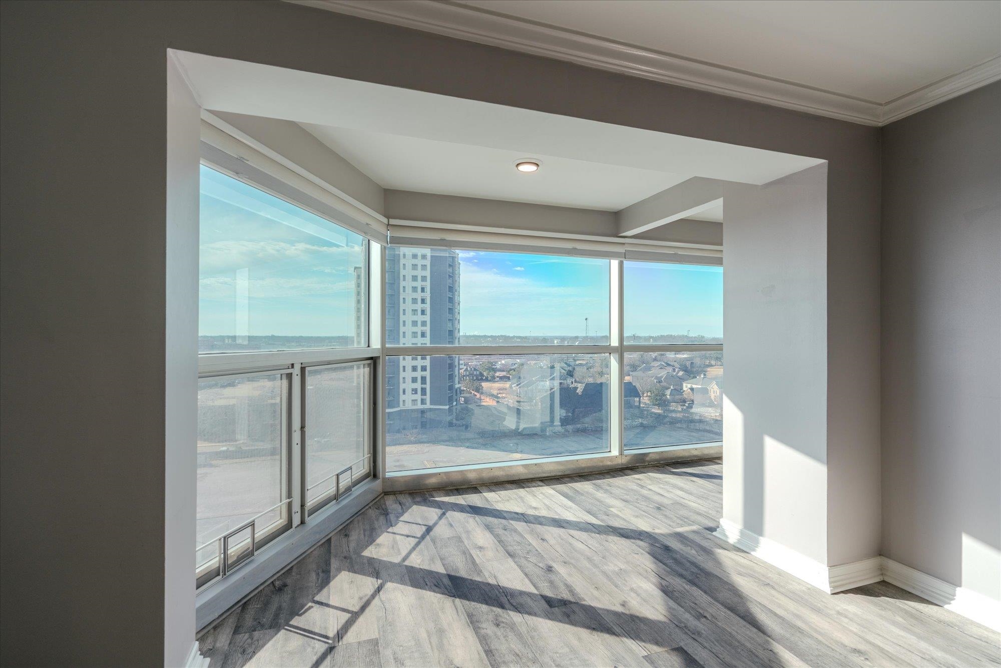 655 Riverside Drive, Unit 904B Memphis, TN 38103 - Photo 11 of 39 a room with window