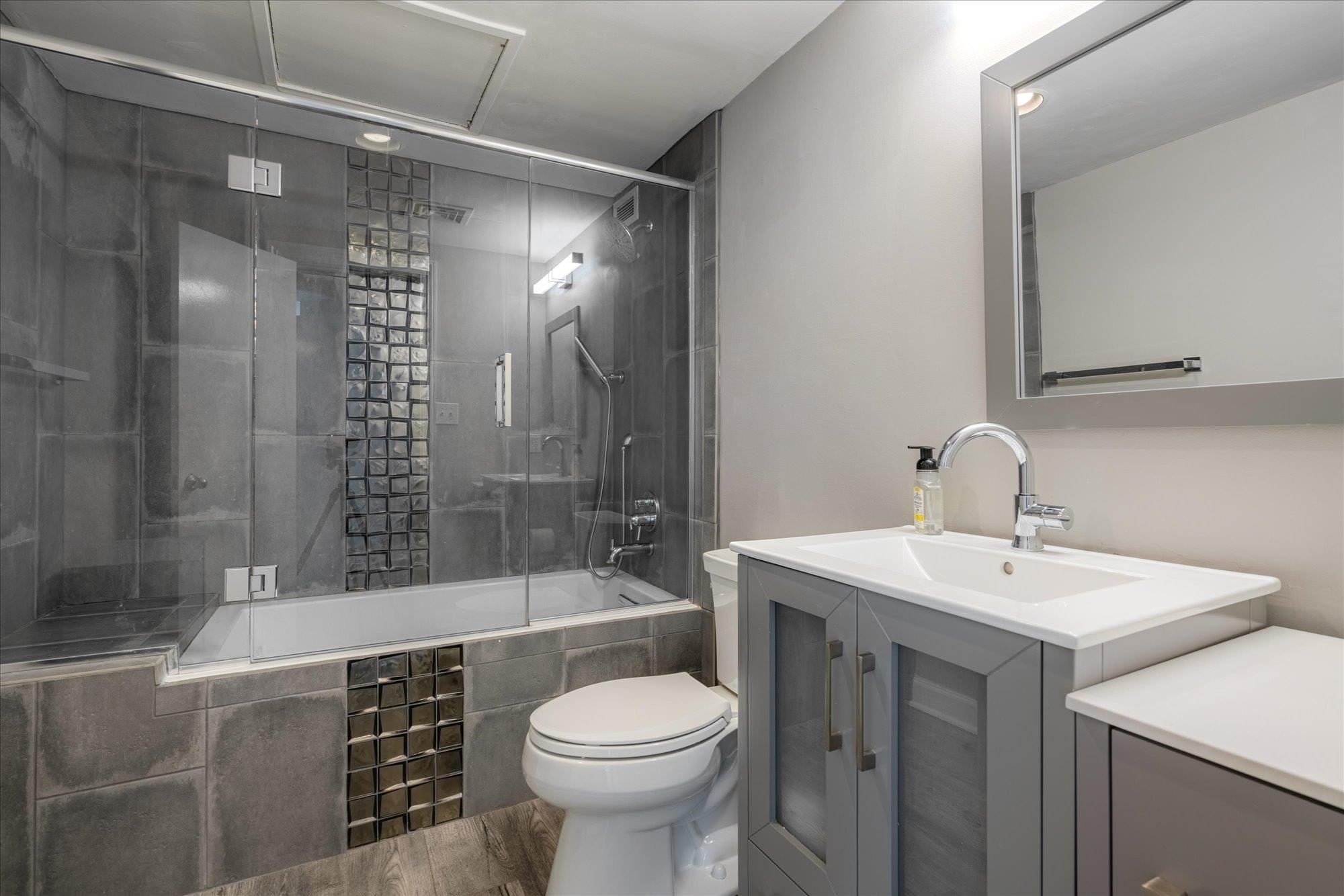 655 Riverside Drive, Unit 904B Memphis, TN 38103 - Photo 20 of 39 a bathroom with a sink toilet and shower