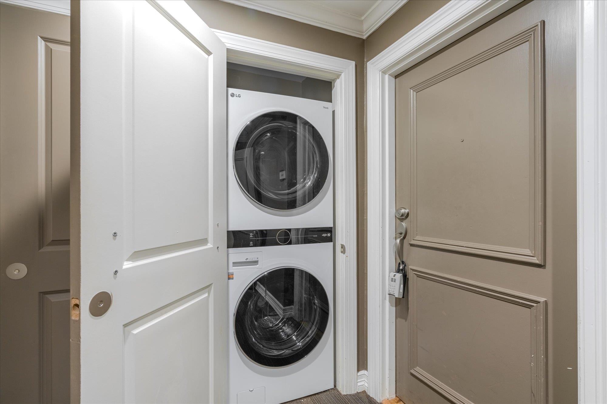 655 Riverside Drive, Unit 904B Memphis, TN 38103 - Photo 27 of 39 a utility room with dryer and washer
