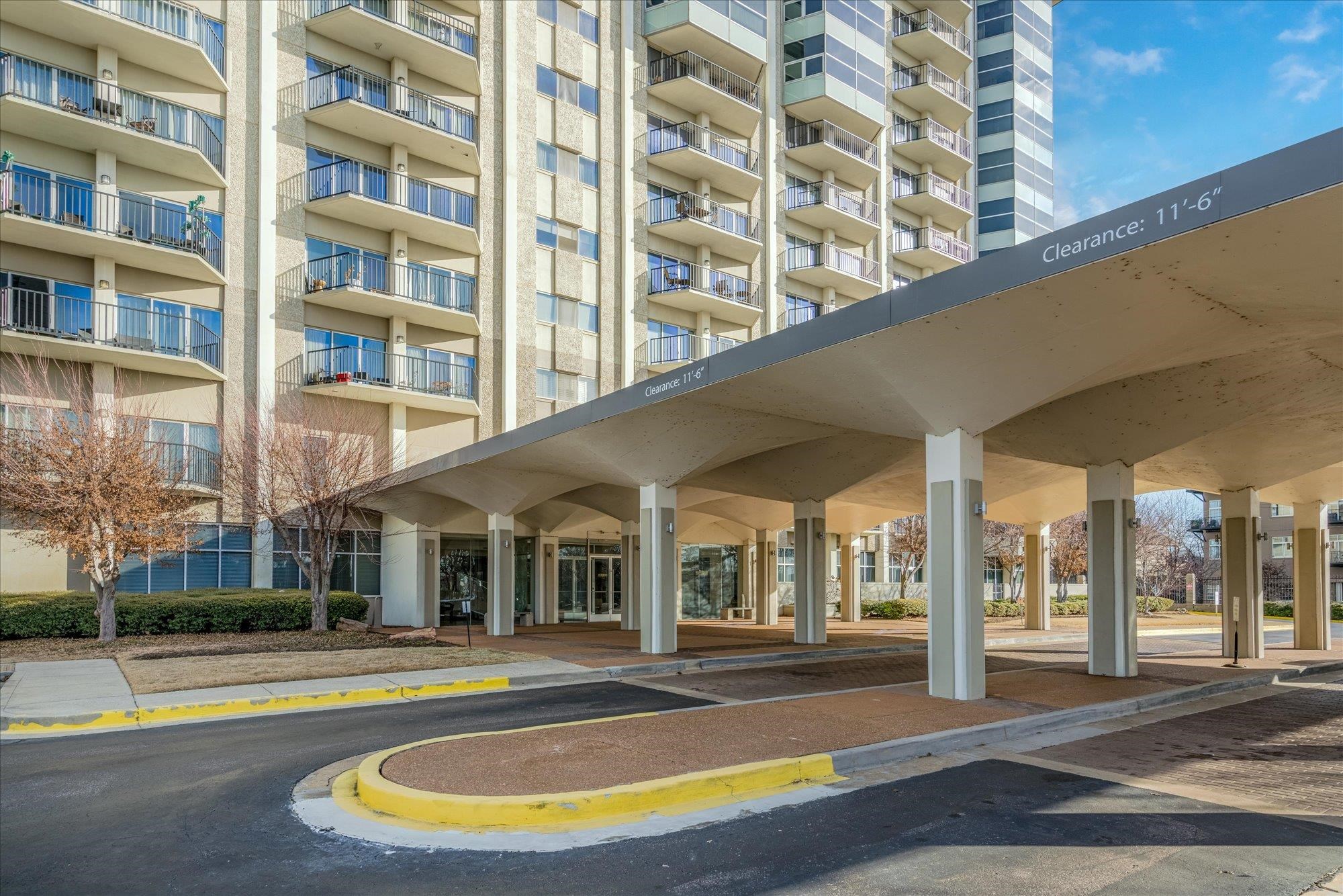 655 Riverside Drive, Unit 904B Memphis, TN 38103 - Photo 35 of 39 a view of a building with a swimming pool