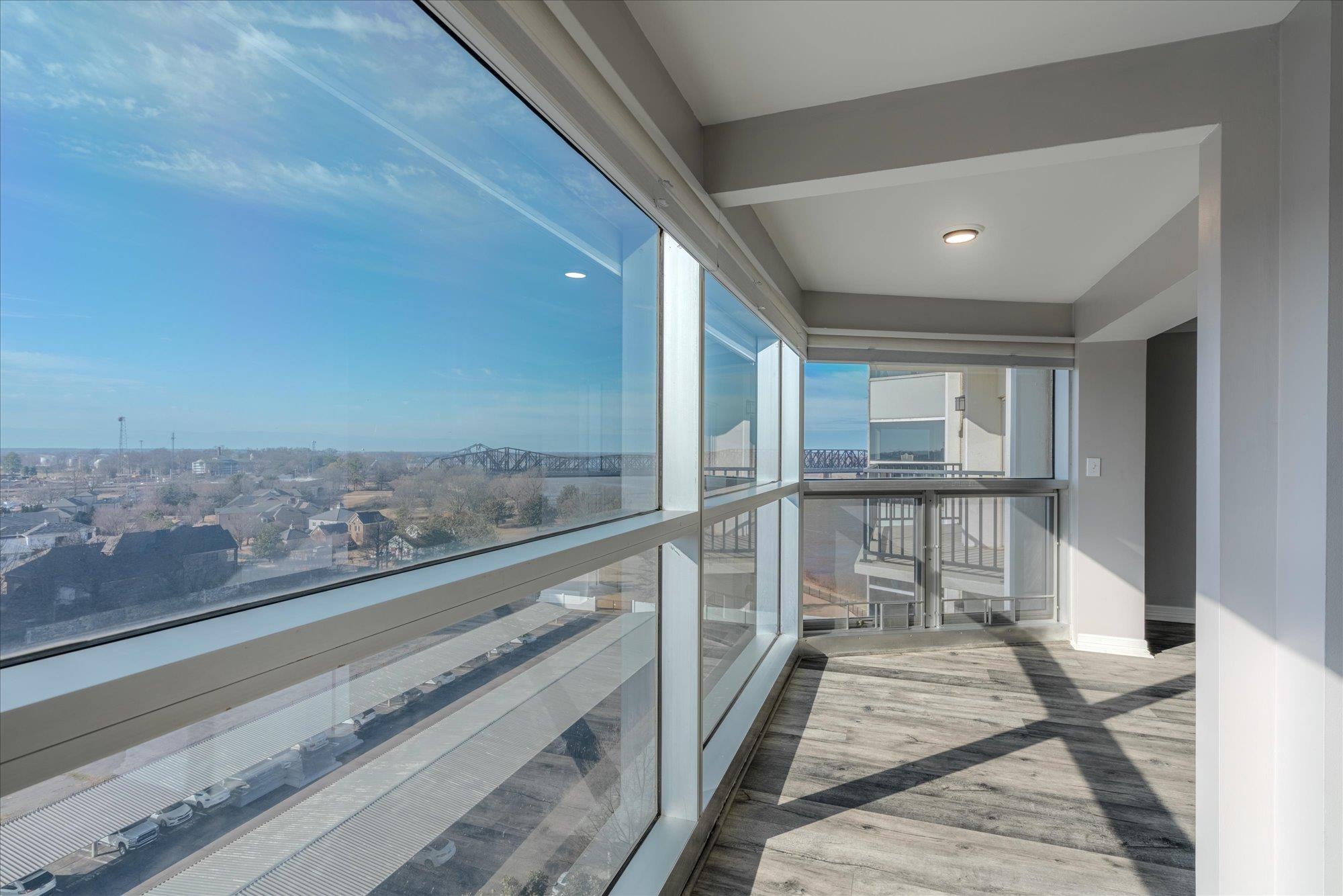 655 Riverside Drive, Unit 904B Memphis, TN 38103 - Photo 10 of 39 a view of a living room and kitchen