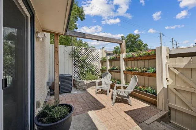 $1,900 | 7175 Fair Oaks Avenue, Unit 60, Dallas, TX 75231