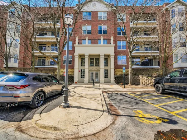 $249,900 | 3135 Town Square Drive, Unit 104, Rolling Meadows, IL 60008