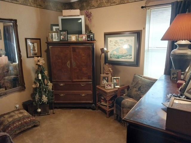 4415 Smallwood Road Reno, TX 75462 - Photo 24 of 39 a living room with furniture and a flat screen tv