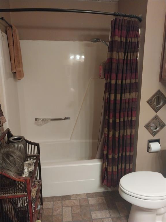 4415 Smallwood Road Reno, TX 75462 - Photo 38 of 39 a bathroom with a toilet and a shower