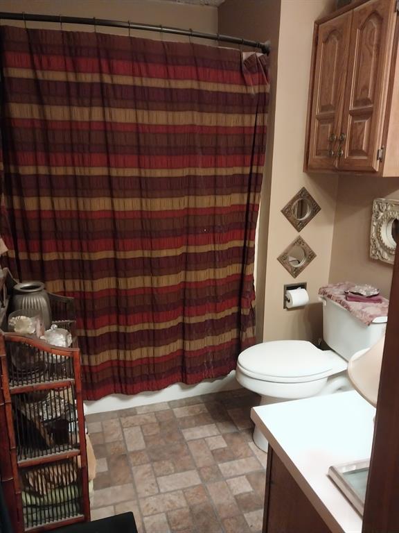 4415 Smallwood Road Reno, TX 75462 - Photo 39 of 39 a bathroom with a toilet and a shower