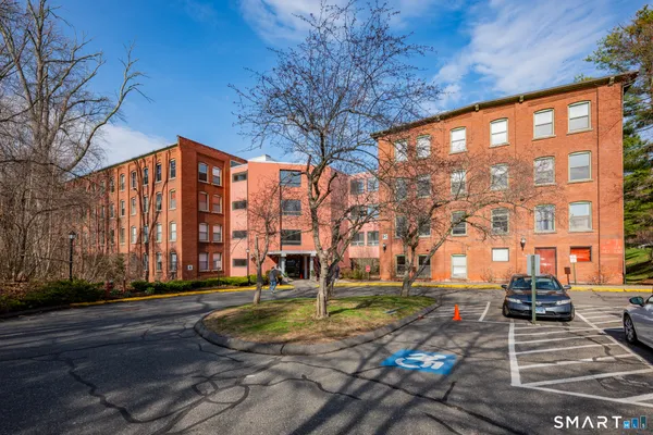 $1,700 | 222 Williams Street East, Unit 311, Glastonbury, CT 06033