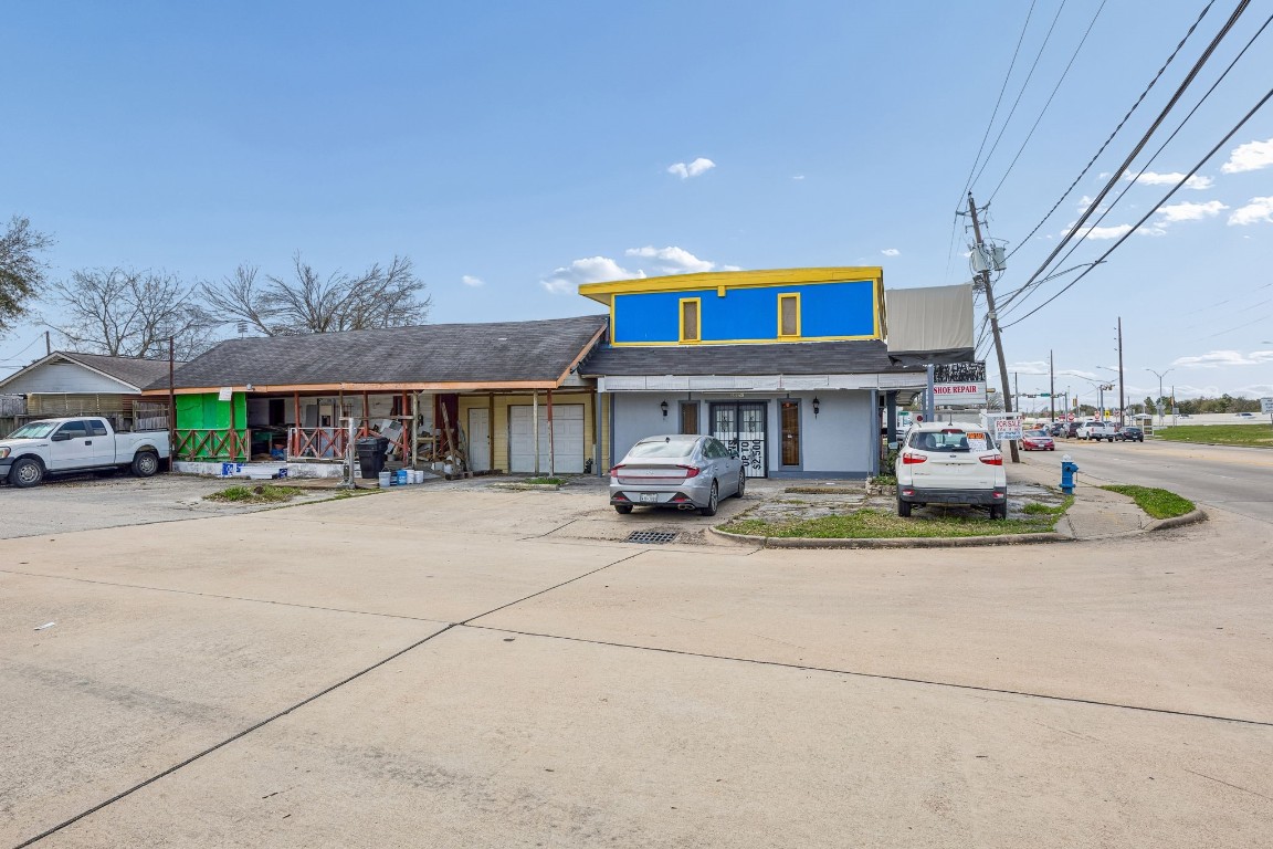 4107 B Street Houston, TX 77072 - Photo 11 of 15 a view of the fountain of the house