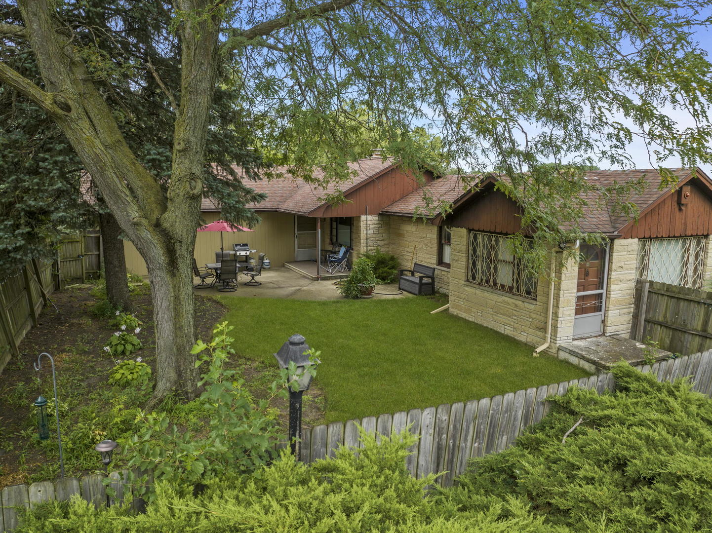 22850 West Renwick Road Plainfield, IL 60544 - Photo 7 of 10 a front view of a house with garden