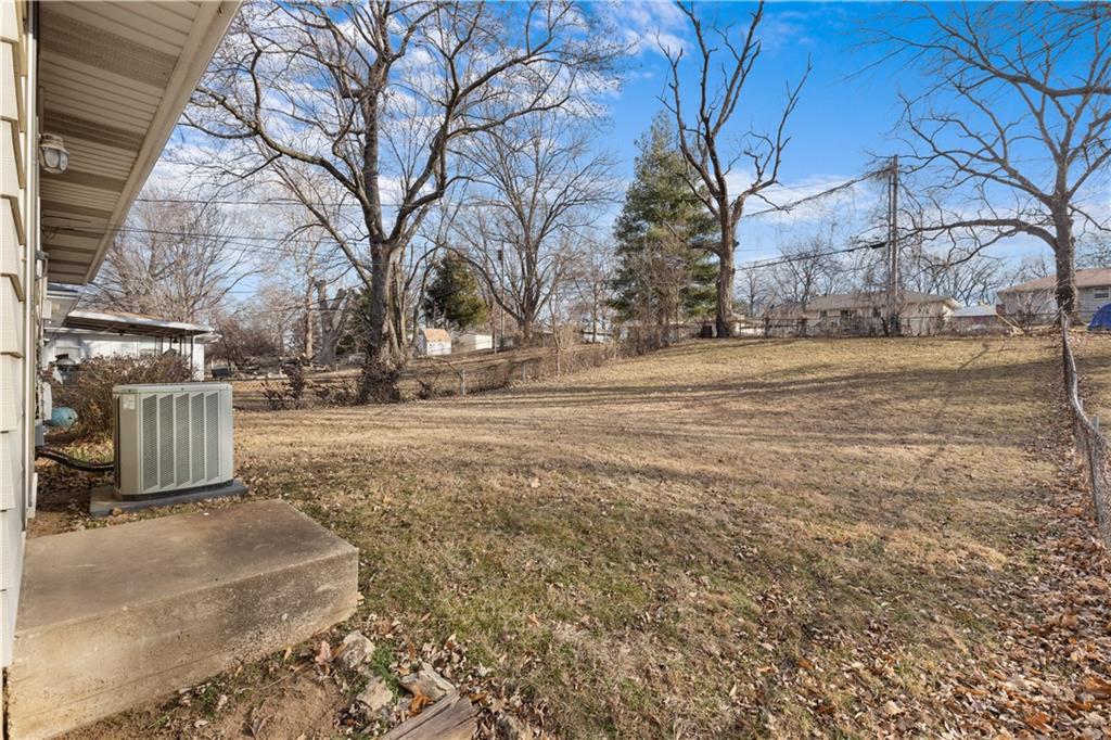 1227 Dickinson Road Independence, MO 64050 - Photo 4 of 24
