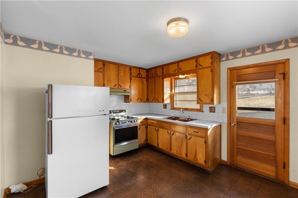 1227 Dickinson Road Independence, MO 64050 - Photo 9 of 24