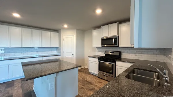 $1,975 | 6518 Hoffman Plain, San Antonio, TX 78252