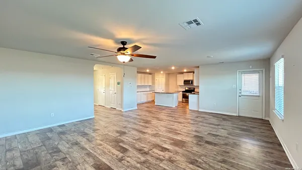 $1,975 | 6518 Hoffman Plain, San Antonio, TX 78252