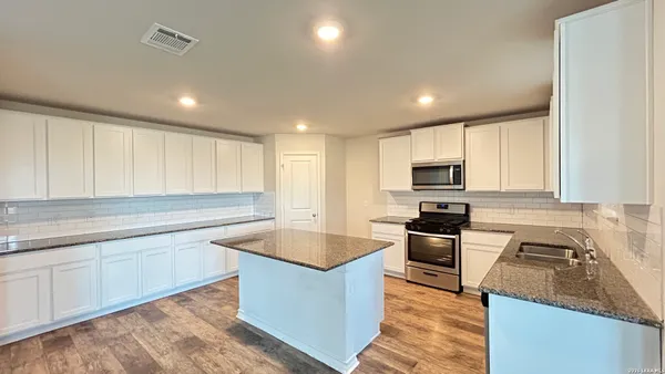 $1,975 | 6518 Hoffman Plain, San Antonio, TX 78252