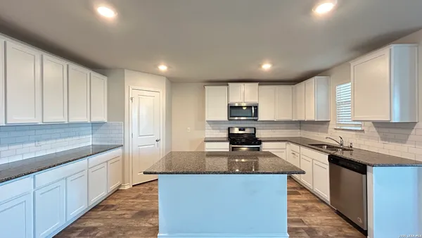 $1,975 | 6518 Hoffman Plain, San Antonio, TX 78252