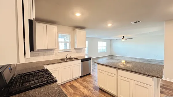 $1,975 | 6518 Hoffman Plain, San Antonio, TX 78252