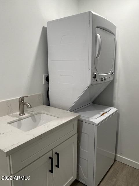 830 East Turney Avenue, Unit 9 Phoenix, AZ 85014 - Photo 22 of 28 a bathroom with a sink and a mirror