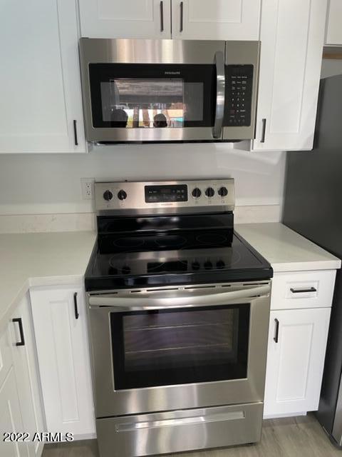 830 East Turney Avenue, Unit 9 Phoenix, AZ 85014 - Photo 6 of 28 a stove top oven sitting inside of a kitchen