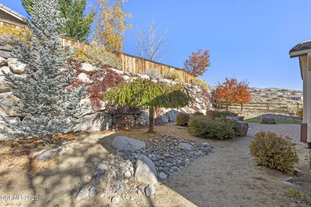 a view of a backyard