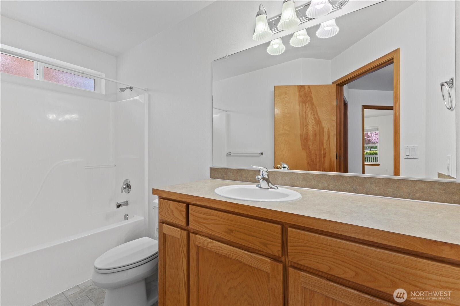 402 Northwest 12th Loop Oak Harbor, WA 98277 - Photo 15 of 19