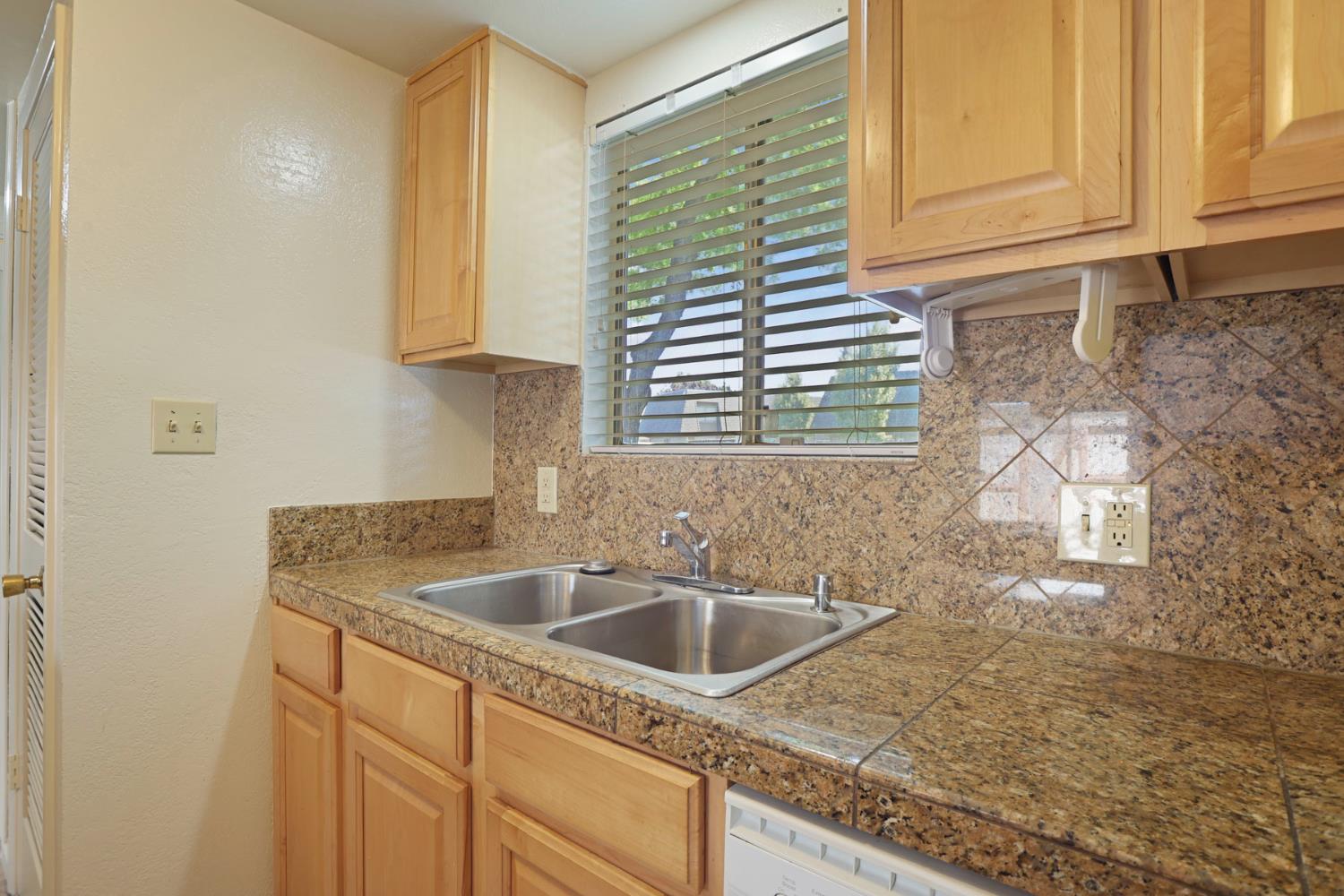898 Rutledge Drive Lodi, CA 95242 - Photo 6 of 29