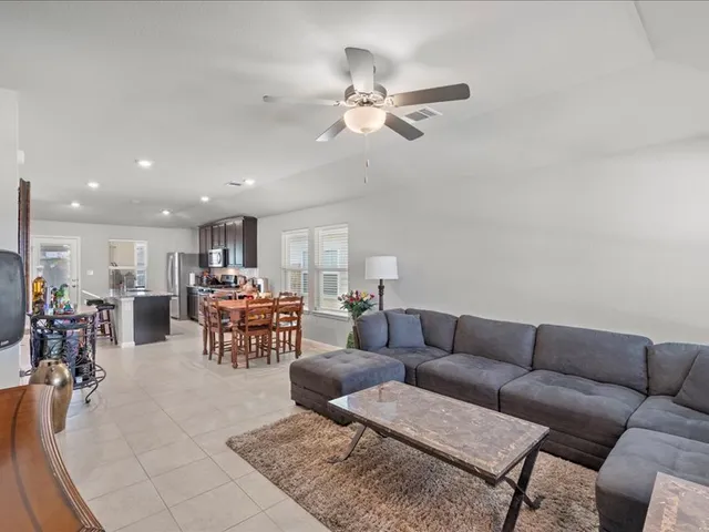 $1,900 | 200 Grapefruit Road, Hutto, TX 78634