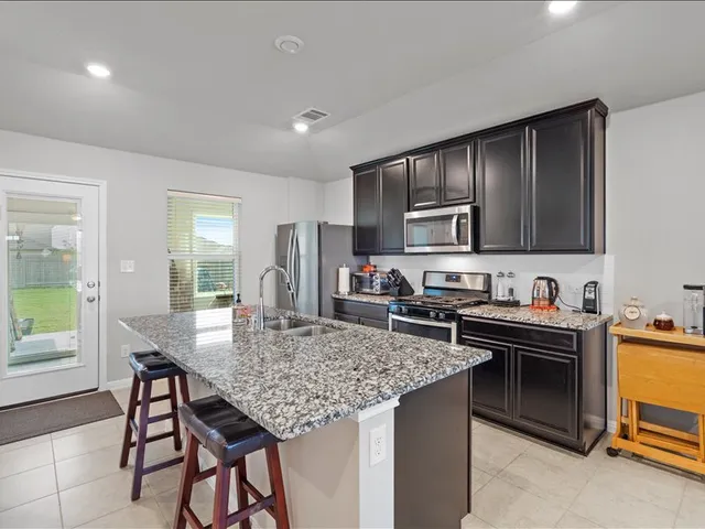 $1,900 | 200 Grapefruit Road, Hutto, TX 78634