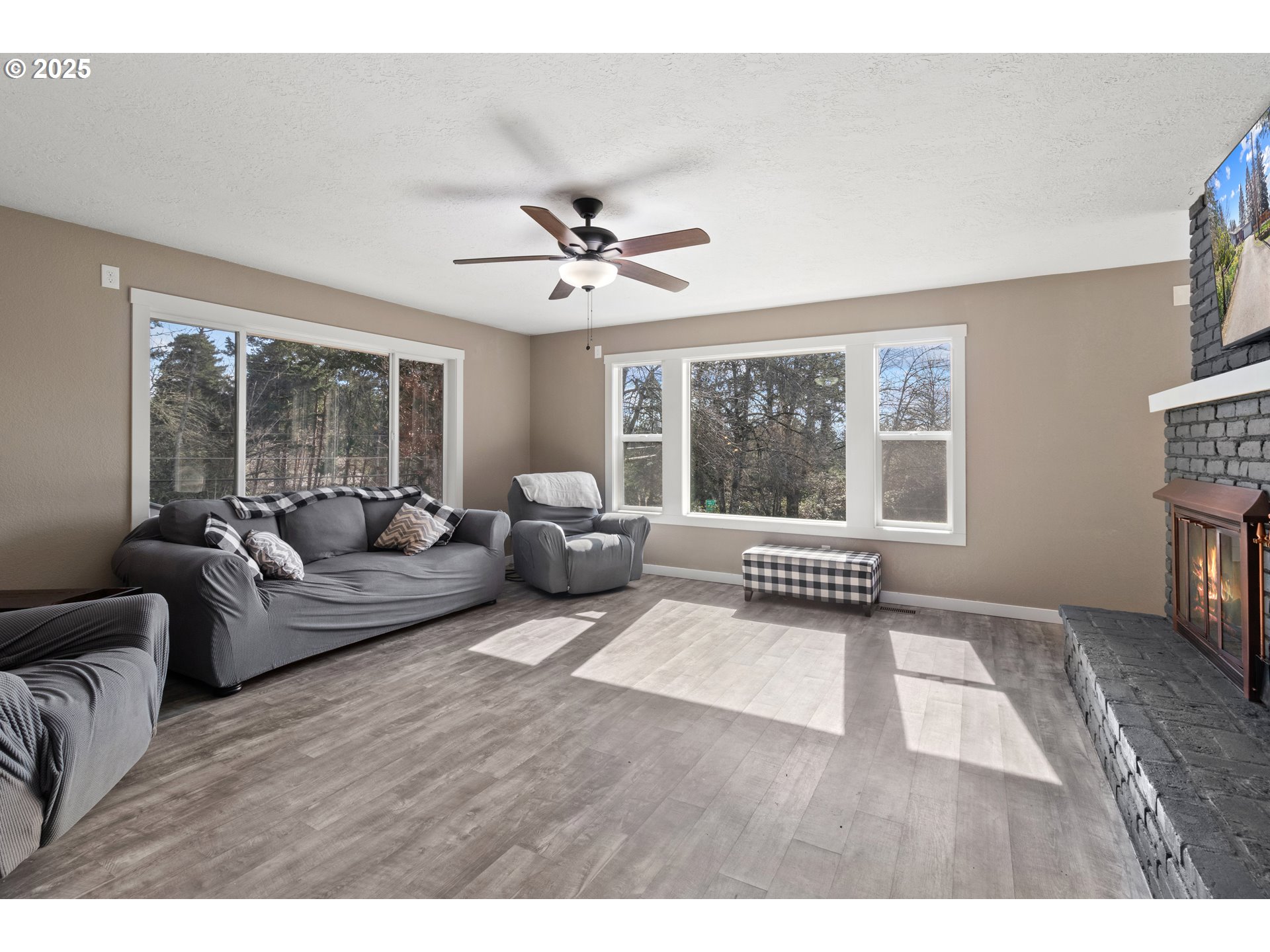 15561 Southeast Tong Road Damascus, OR 97089 - Photo 4 of 48 Living Room