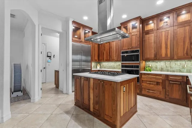 a kitchen that has a stove and a refrigerator