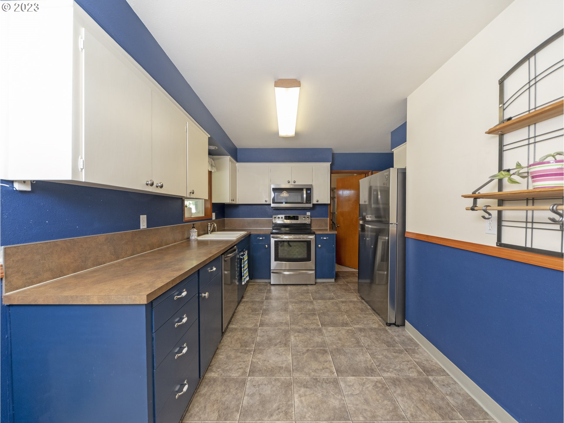 5685 Southwest River Road Hillsboro, OR 97123 - Photo 14 of 46 a kitchen with stainless steel appliances granite countertop a stove a sink and a refrigerator
