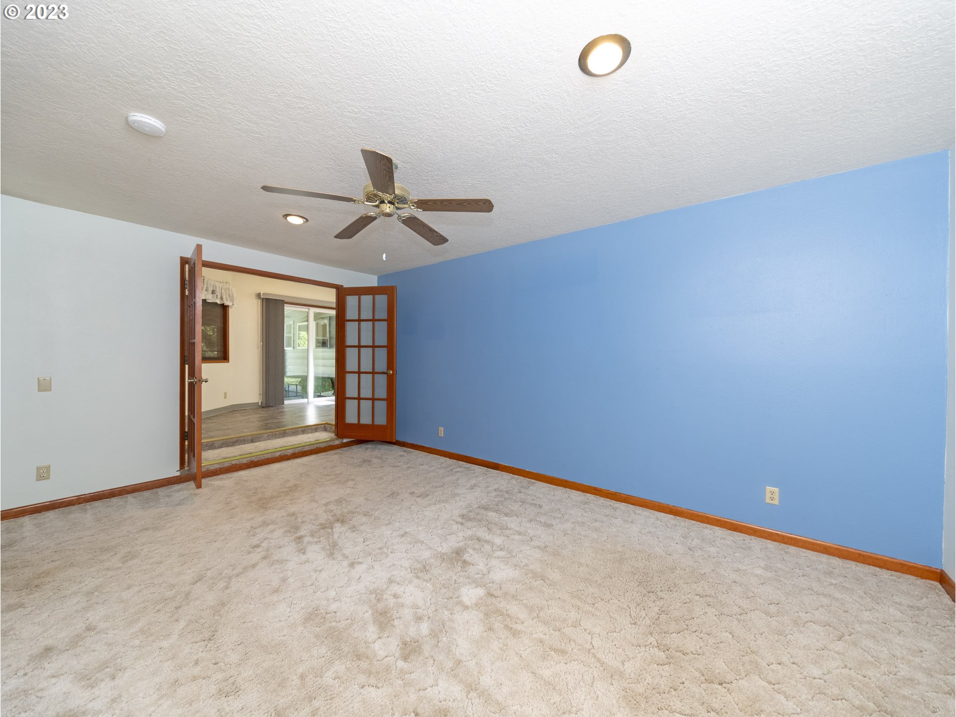 5685 Southwest River Road Hillsboro, OR 97123 - Photo 18 of 46 an empty room with windows and fan