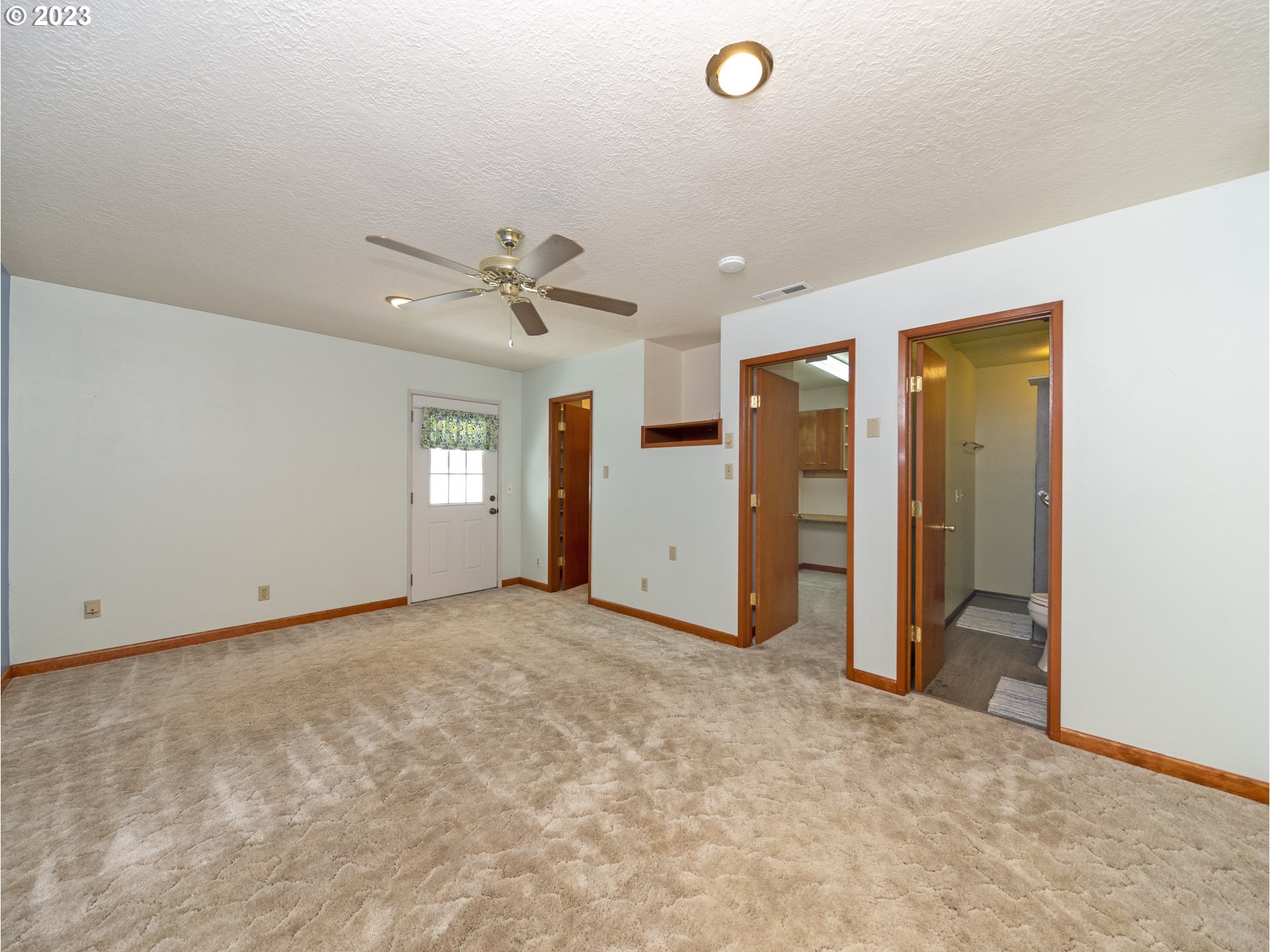 5685 Southwest River Road Hillsboro, OR 97123 - Photo 19 of 46 an empty room with closet and a ceiling fan