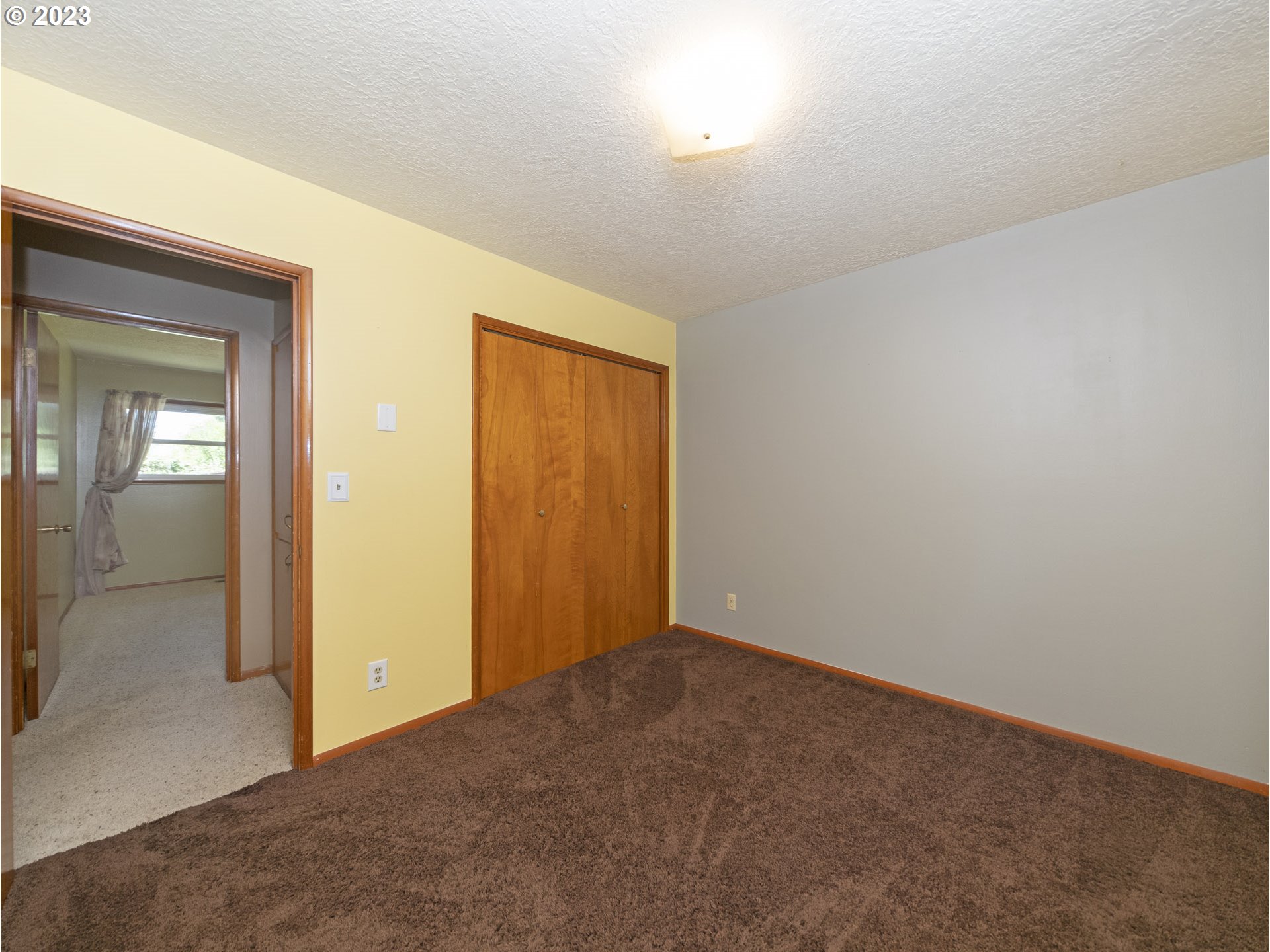 5685 Southwest River Road Hillsboro, OR 97123 - Photo 29 of 46 an empty room with mirror in front of it