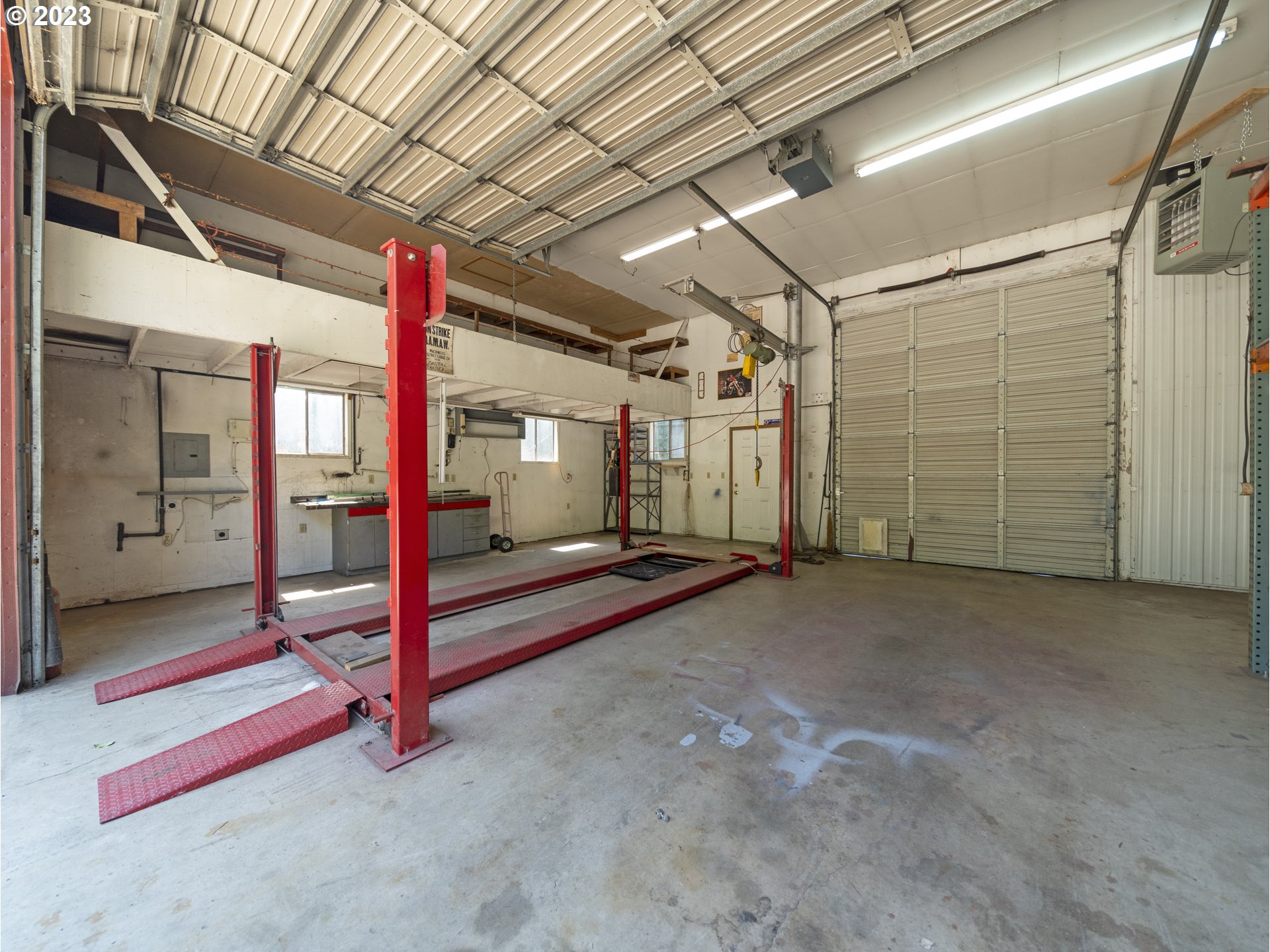 5685 Southwest River Road Hillsboro, OR 97123 - Photo 3 of 46 a view of a room with gym equipment