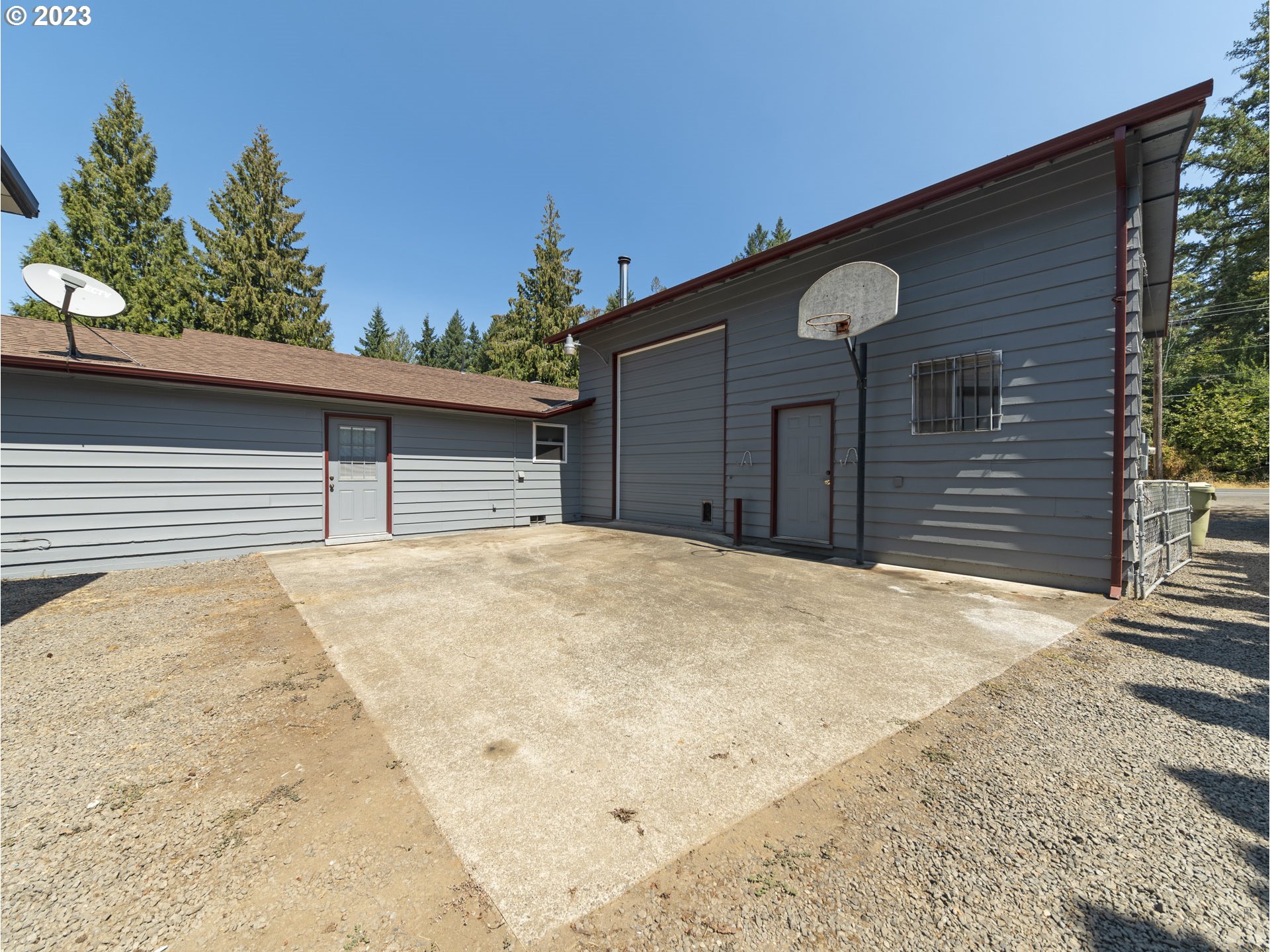 5685 Southwest River Road Hillsboro, OR 97123 - Photo 36 of 46 a house with a outdoor space