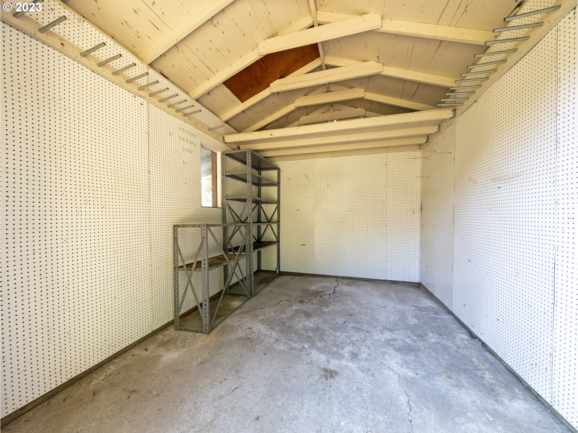 5685 Southwest River Road Hillsboro, OR 97123 - Photo 43 of 46 a view of a garage