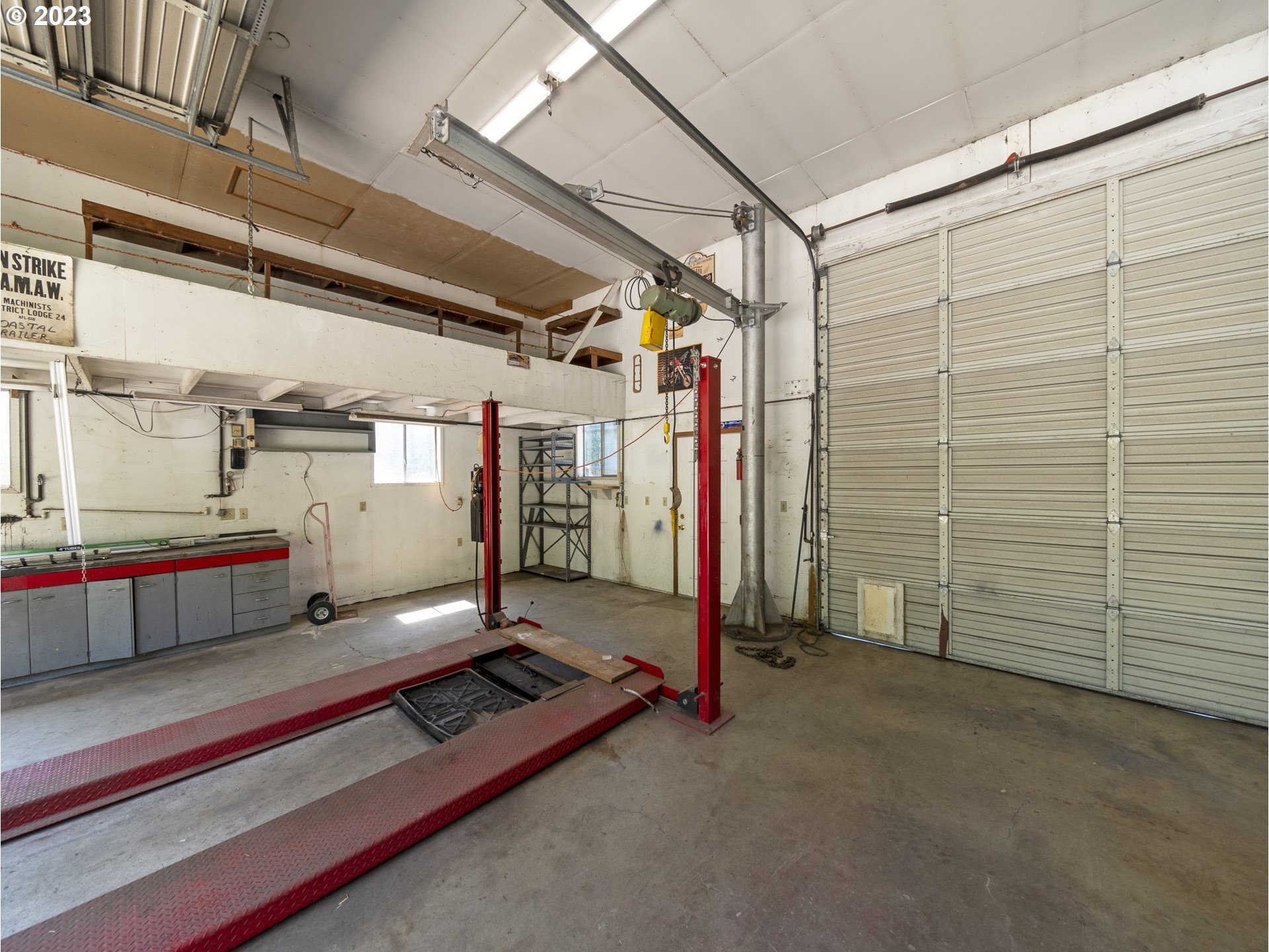 5685 Southwest River Road Hillsboro, OR 97123 - Photo 6 of 46 a view of a room with gym equipment